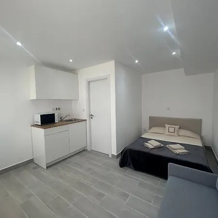 Travellers Guest house *